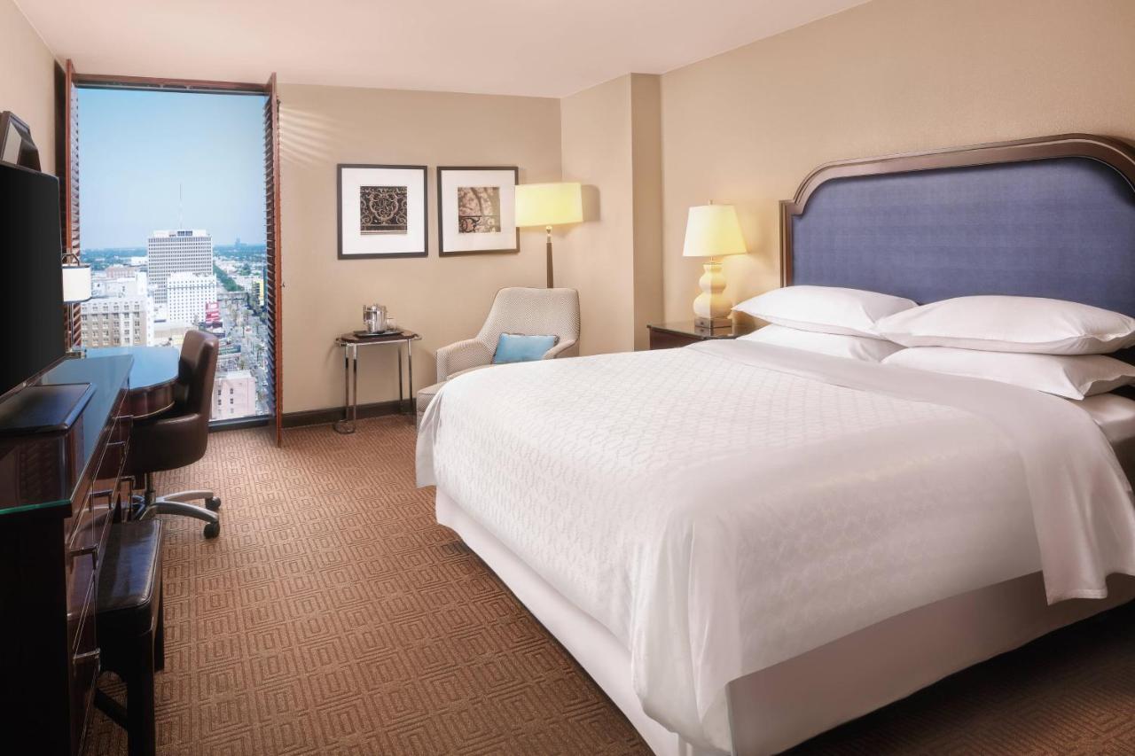 Deluxe King Room with City View and Transfer Shower - Mobility Accessible